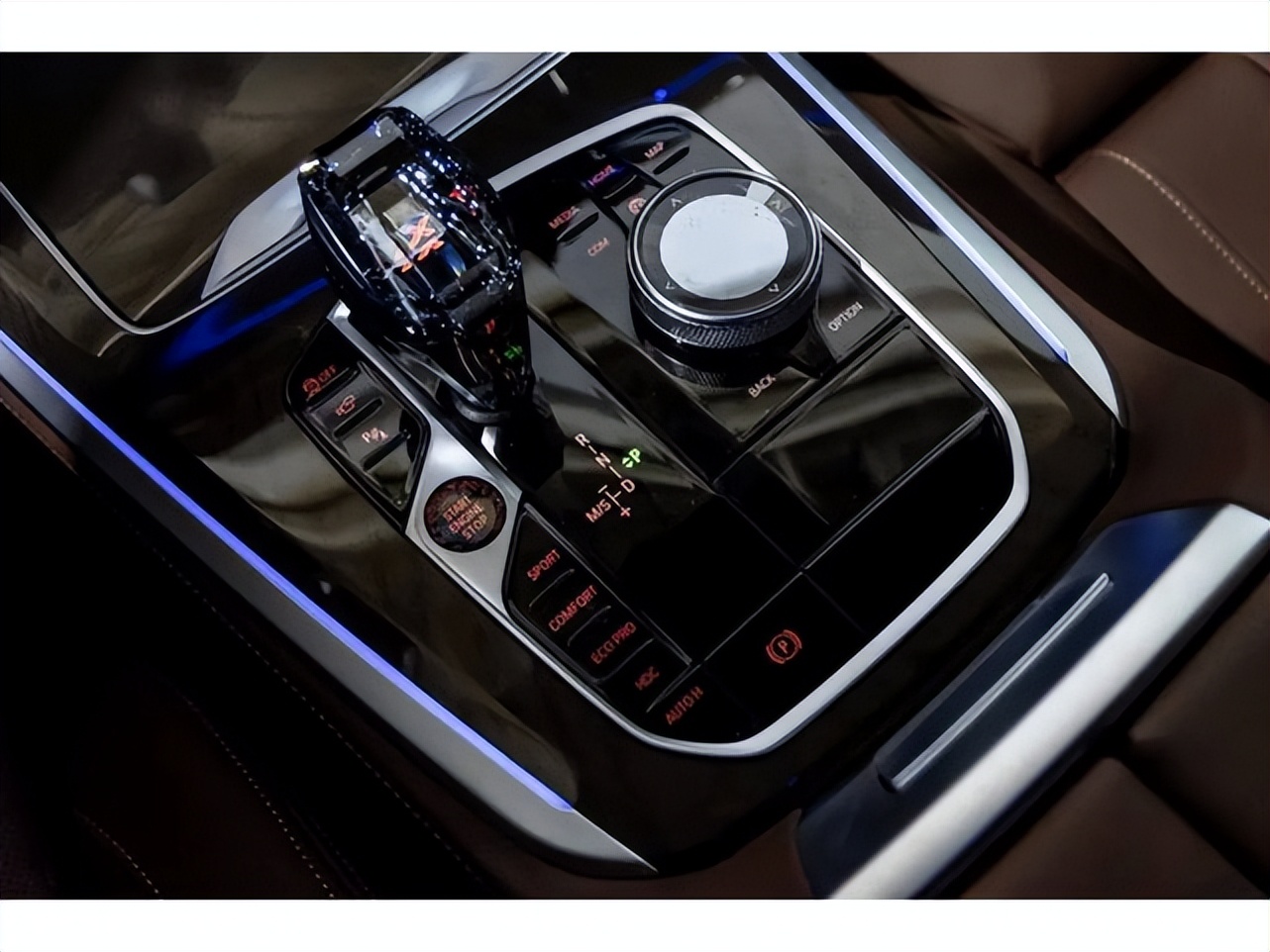 新款宝马X5正式上市！8缸引擎+四驱+340马力，比奔驰大G霸气