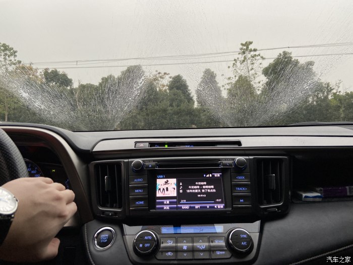 自动启停影响刮雨器_汽车前后雨刮器的使用方法_汽车刮雨器怎么加水