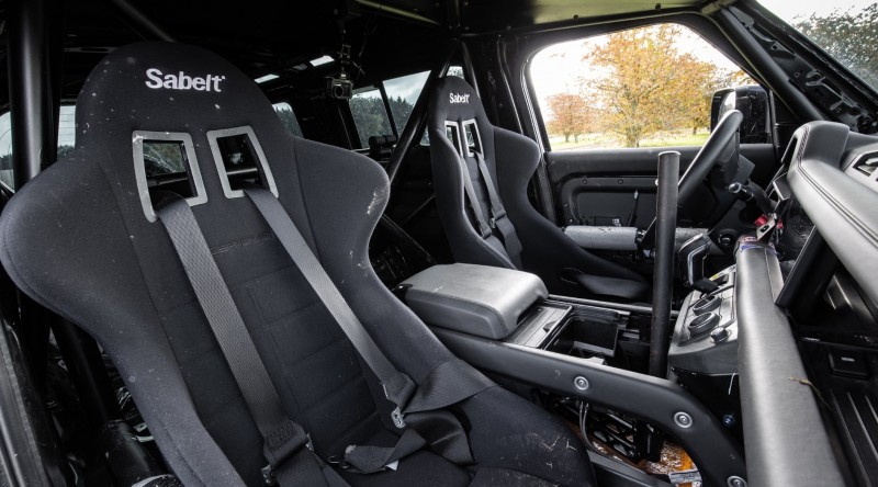 aria-label =“ 007 Land Rover Defender Stunt Car 9”