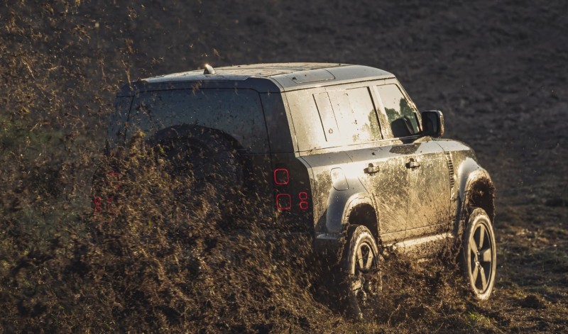 aria-label =“ 007 Land Rover Defender Stunt Car 3”