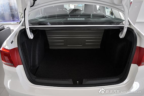 2013款桑塔纳1.6L自动舒适版 平安白